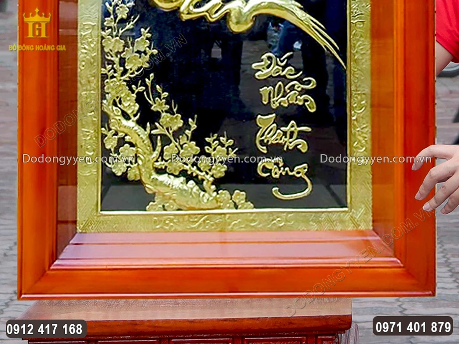 Nổi bật tr&ecirc;n nền sơn đen, họa tiết hoa văn được mạ v&agrave;ng 24K sang trọng